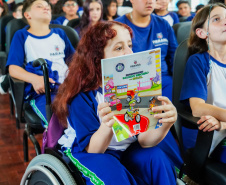 SEED - Escolas integrais recebem material de educação para o trânsito