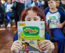 SEED - Escolas integrais recebem material de educação para o trânsito