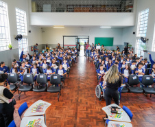 SEED - Escolas integrais recebem material de educação para o trânsito