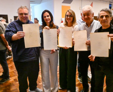  Família de Paulo Leminski recebe, na BPP, textos achados do autor após 44 anos