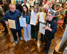  Família de Paulo Leminski recebe, na BPP, textos achados do autor após 44 anos