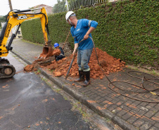 Sanepar evita abrir buracos nas ruas em consertos com uso do “tatuzinho”