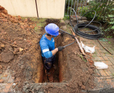 Sanepar evita abrir buracos nas ruas em consertos com uso do “tatuzinho”