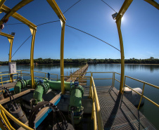 Investimentos e gestão dos sistemas de água e esgoto com foco no combate às perdas de água colocam Foz do Iguaçu como destaque no ranking nacional de saneamento (foto da captação flutuante da Sanepar no Lago de Itaipu
