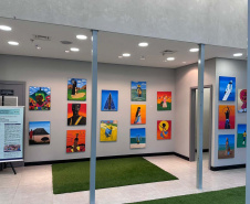 Colégio estadual expõe obras de arte sobre raízes africanas e indígenas em shopping de Umuarama