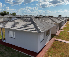 Entrega de casas e estradas rurais Terra Rica