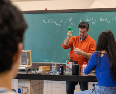Pesquisa ouve 45 mil profissionais da educação sobre a realidade das escolas do Paraná