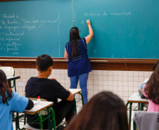 Pesquisa ouve 45 mil profissionais da educação sobre a realidade das escolas do Paraná