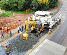 Obra de whitetopping da PRC-487 e PR-460 entre Nova Tebas e Pitanga