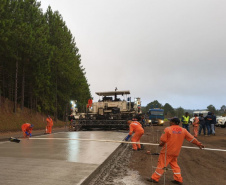 Obra de whitetopping da PRC-487 e PR-460 entre Nova Tebas e Pitanga