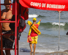 Bombeiros reforçam segurança para shows do Verão Maior Paraná na Ilha do Mel e orientam banhistas