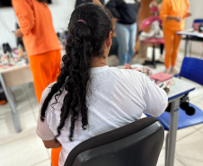 Iniciativa do Governo do Estado leva capacitação em beleza e empreendedorismo a 90 apenadas em Piraquara