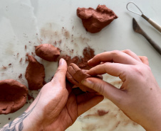 MON promove oficina de modelagem em argila no mês de abril