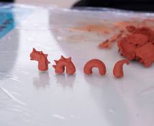 MON promove oficina de modelagem em argila no mês de abril