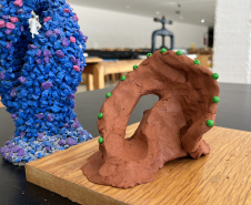 MON promove oficina de modelagem em argila no mês de abril