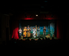 Programa Crianças no Teatro volta a circular levando cultura de graça pelo interior do Paraná; confira as cidades