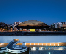 MON inaugura obra do artista avaf e convida o público a uma caça às artes na área externa do Museu