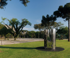 MON inaugura obra do artista avaf e convida o público a uma caça às artes na área externa do Museu