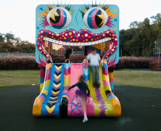 MON inaugura obra do artista avaf e convida o público a uma caça às artes na área externa do Museu