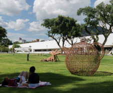 MON inaugura obra do artista avaf e convida o público a uma caça às artes na área externa do Museu