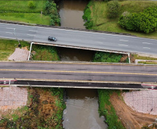 Na Região Metropolitana de Curitiba, a nova ponte sobre o Rio Iguaçu, finalizada em 2021, melhorou a ligação entre a Capital e São José dos Pinhais, aliviando o tráfego na BR-116. 