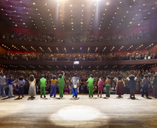 VIAJE PARANÁ - Festival de Curitiba movimentou economia, empregos, hotéis e serviços do turismo paranaense