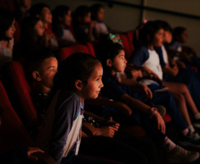 Programa Crianças no Teatro volta a circular levando cultura de graça pelo interior do Paraná; confira as cidades