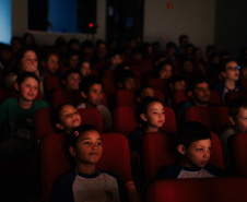 Programa Crianças no Teatro volta a circular levando cultura de graça pelo interior do Paraná; confira as cidades