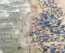 Temporada 2025/2026 do Verão Maior Paraná movimentou R$ 337,9 milhões em licenciamentos ambientais nos sete municípios do Litoral.