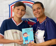 Aluno com autismo transforma vivência em livro e dá voz à inclusão na rede estadual