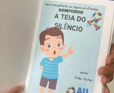 Aluno com autismo transforma vivência em livro e dá voz à inclusão na rede estadual