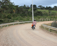 Sanepar entrega novas estradas rurais para atender população no entorno do Miringuava