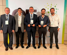 Na foto, Wilson Bley Lipski (Presidente da Sanepar), Guilherme Goetze (Gerente de Contrato da obra ETE CIC Xisto), Marcelo Bueno (Diretor GEL), Rubens Mascarin (Diretor ACQUA) e Anatalicio Risden Junior (Diretor de Inovação e Novos Negócios da Sanepar) 