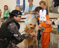 SESA - Hospital de Reabilitação inicia projeto de terapia com cães da Polícia Militar