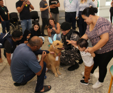 SESA - Hospital de Reabilitação inicia projeto de terapia com cães da Polícia Militar