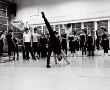 TEATRO GUAIRA - Aula com bailarino do Grupo Corpo amplia formação de alunos da Escola de Dança Teatro Guaíra
