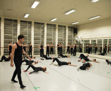 TEATRO GUAIRA - Aula com bailarino do Grupo Corpo amplia formação de alunos da Escola de Dança Teatro Guaíra