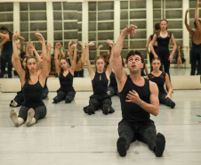 TEATRO GUAIRA - Aula com bailarino do Grupo Corpo amplia formação de alunos da Escola de Dança Teatro Guaíra