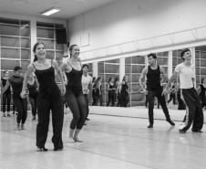 TEATRO GUAIRA - Aula com bailarino do Grupo Corpo amplia formação de alunos da Escola de Dança Teatro Guaíra