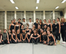 TEATRO GUAIRA - Aula com bailarino do Grupo Corpo amplia formação de alunos da Escola de Dança Teatro Guaíra