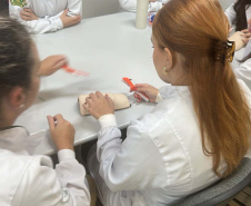 Implante contraceptivo chega a quase 2 mil mulheres no Paraná em 2026 e Paraná amplia capacitação de profissionais