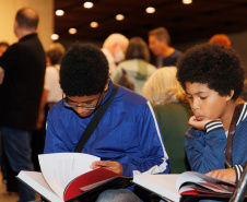Lançamento de livro sobre os 40 anos da Orquestra reune mais de 500 pessoas no Centro Cultural Teatro Guaíra