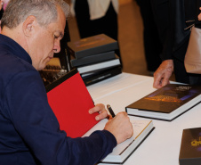 Lançamento de livro sobre os 40 anos da Orquestra reune mais de 500 pessoas no Centro Cultural Teatro Guaíra