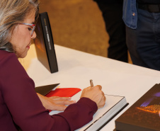 Lançamento de livro sobre os 40 anos da Orquestra reune mais de 500 pessoas no Centro Cultural Teatro Guaíra