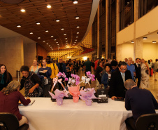 Lançamento de livro sobre os 40 anos da Orquestra reune mais de 500 pessoas no Centro Cultural Teatro Guaíra