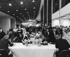 Lançamento de livro sobre os 40 anos da Orquestra reune mais de 500 pessoas no Centro Cultural Teatro Guaíra