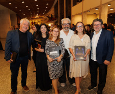 Lançamento de livro sobre os 40 anos da Orquestra reune mais de 500 pessoas no Centro Cultural Teatro Guaíra