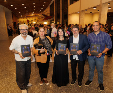 Lançamento de livro sobre os 40 anos da Orquestra reune mais de 500 pessoas no Centro Cultural Teatro Guaíra