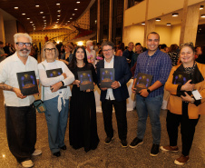 Lançamento de livro sobre os 40 anos da Orquestra reune mais de 500 pessoas no Centro Cultural Teatro Guaíra