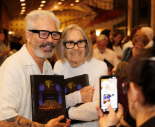 Lançamento de livro sobre os 40 anos da Orquestra reune mais de 500 pessoas no Centro Cultural Teatro Guaíra